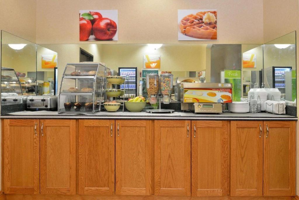 Quality Inn & Suites Jefferson City Ngoại thất bức ảnh