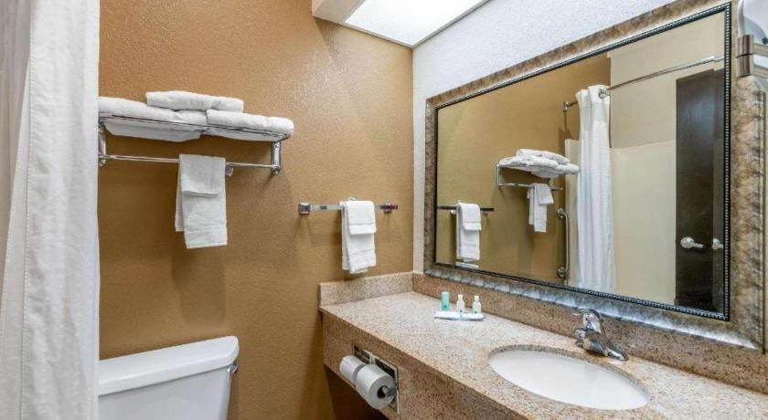 Quality Inn & Suites Jefferson City Ngoại thất bức ảnh