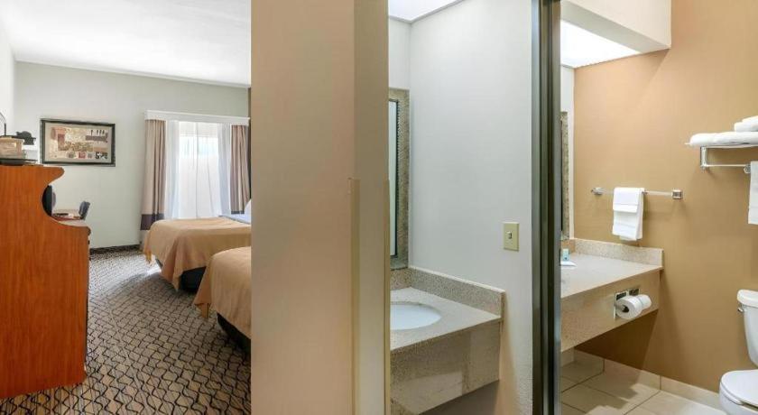 Quality Inn & Suites Jefferson City Ngoại thất bức ảnh